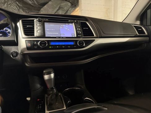 Used 2018 Toyota Highlander XLE AWD/4WD image 17