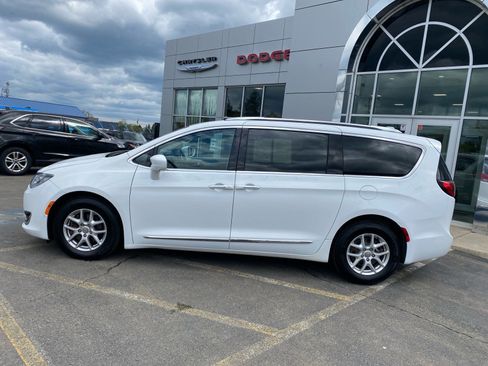 Used 2020 Chrysler Pacifica Touring-L w/ Advanced Safetytec Group FWD image 2