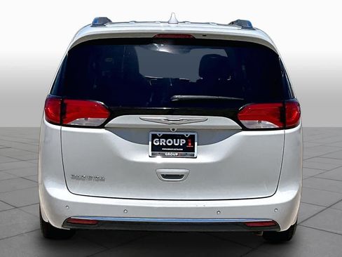 Used 2017 Chrysler Pacifica Touring-L Plus FWD image 3