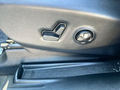 Used 2025 Chrysler Pacifica Limited image 12