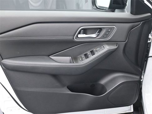 New 2025 Nissan Rogue Platinum w/ Platinum Premium Package image 16