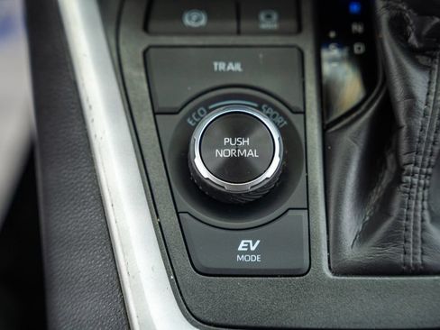 Used 2025 Toyota RAV4 XLE AWD/4WD image 19