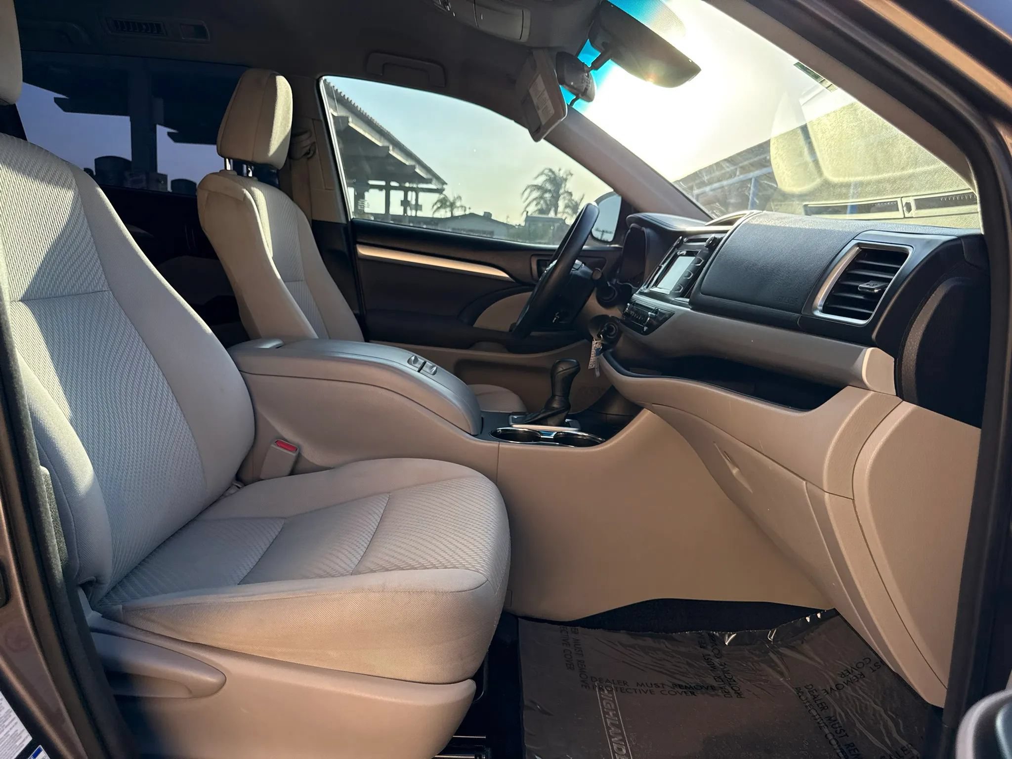 Used 2018 Toyota Highlander LE w/ Carpet Mat Package (TMS) AWD/4WD image 19