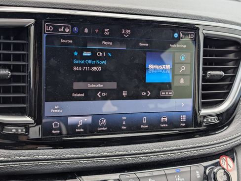 Used 2025 Chrysler Pacifica Limited FWD image 9