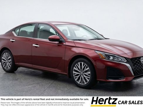 Used 2025 Nissan Altima 2.5 SV image 1