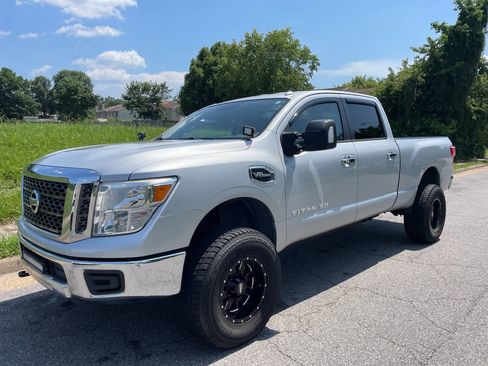 Used 2017 Nissan Titan SV image 3