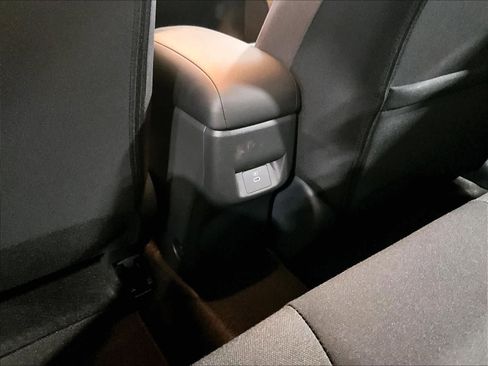 Used 2025 Nissan Versa SV w/ Trunk Package image 28