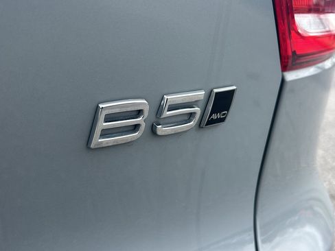 Used 2024 Volvo XC40 B5 Core image 10