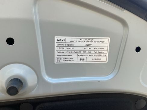 Used 2025 Kia Carnival EX FWD image 24