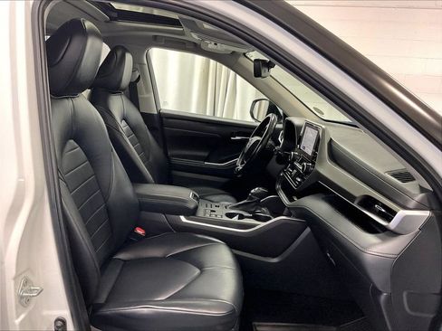 Used 2023 Toyota Highlander XLE AWD/4WD image 11