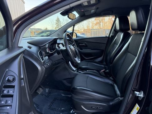 Used 2021 Chevrolet Trax LT w/ LT Convenience Package image 9