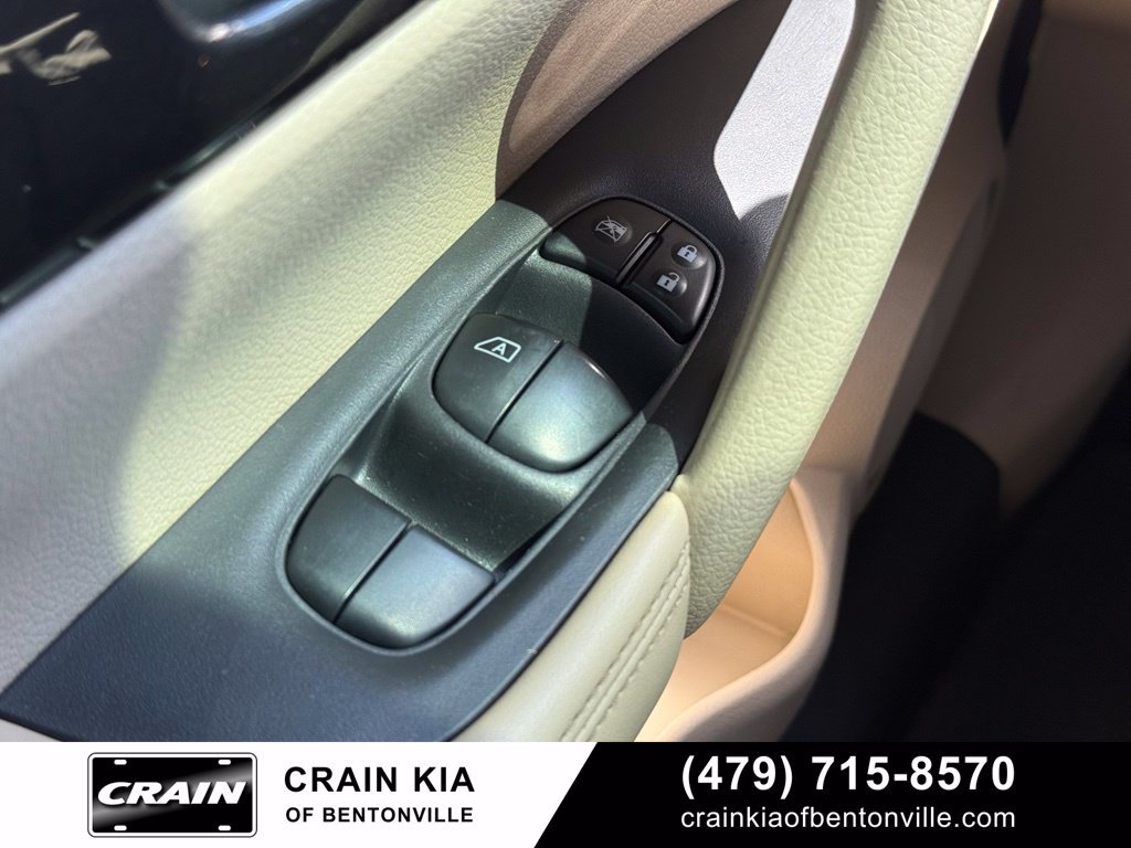 Used 2017 Nissan Rogue SV w/ SV Premium Package FWD image 10