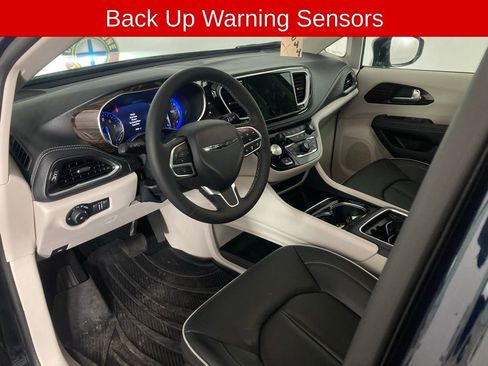Used 2024 Chrysler Pacifica Limited image 13