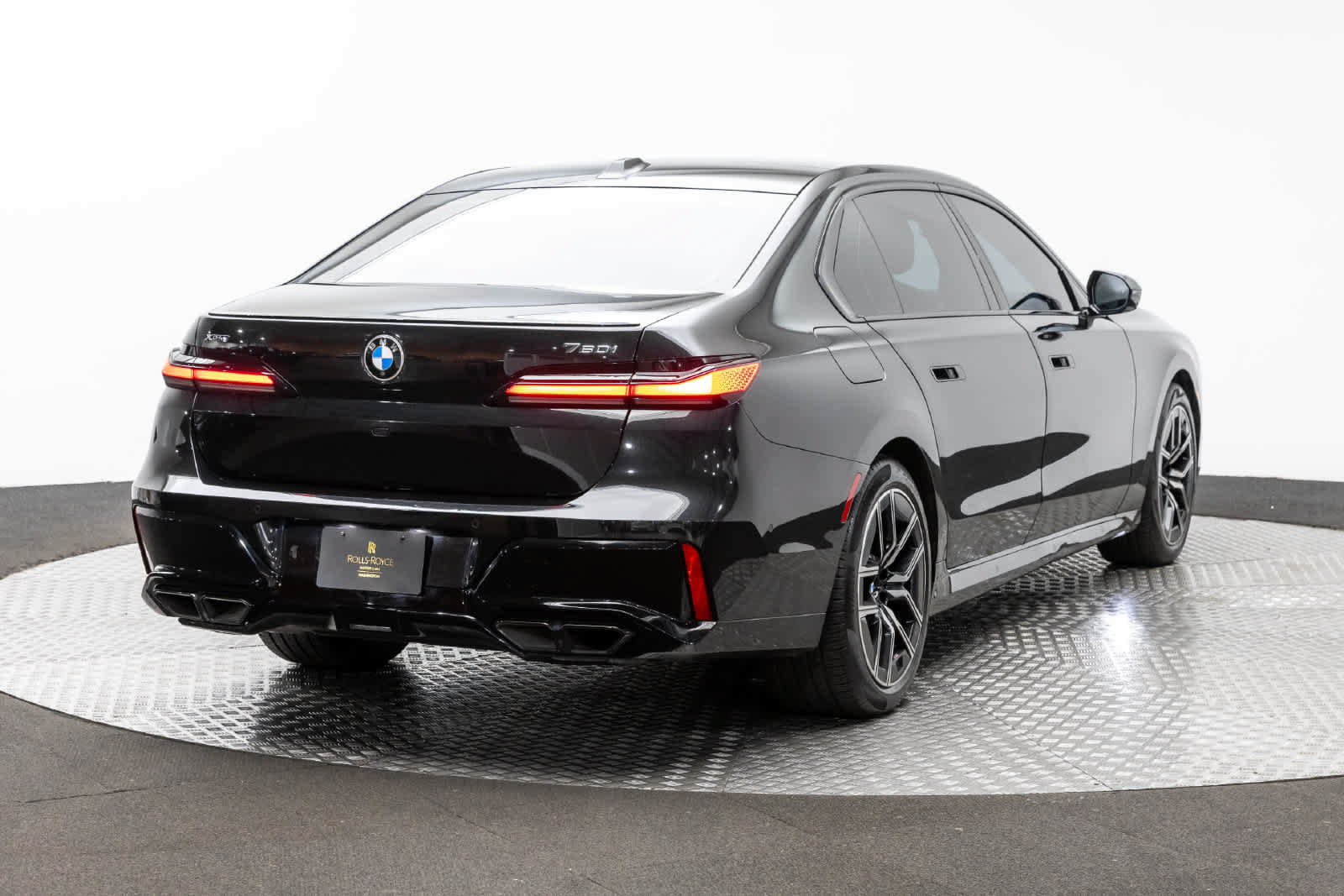 Used 2024 BMW 760i xDrive w/ Executive Package AWD/4WD image 3
