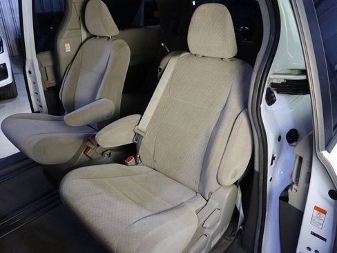 Used 2015 Toyota Sienna LE image 18