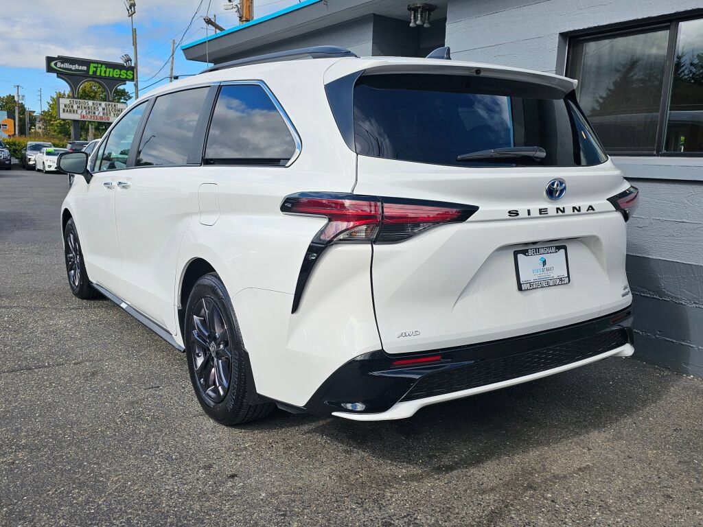 Used 2024 Toyota Sienna XSE AWD/4WD image 3