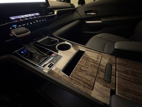 Used 2025 Toyota Sienna Limited image 25