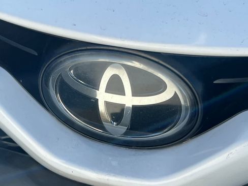 Used 2019 Toyota Camry SE w/ Carpet Mat Package image 10