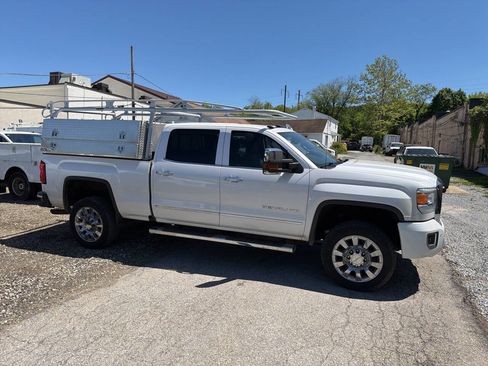 Used 2018 GMC Sierra 2500 Denali w/ Suspension Package, Off-Road AWD/4WD image 5