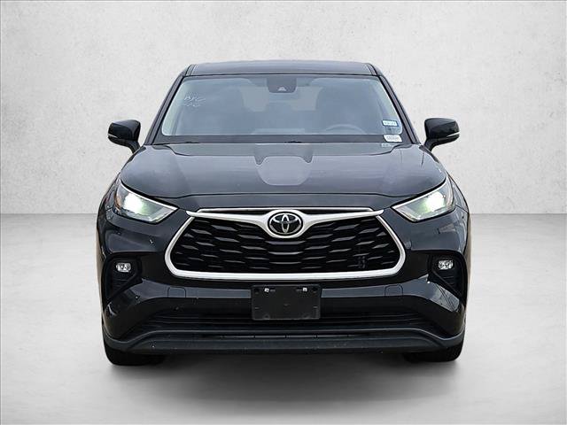 Used 2025 Toyota Highlander LE FWD image 2