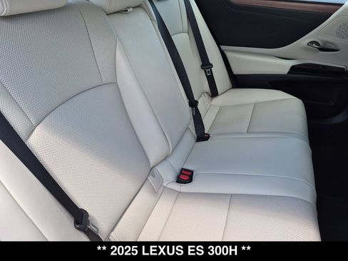 Used 2025 Lexus ES 300h w/ Premium Package FWD image 27