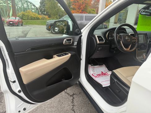 Used 2016 Jeep Grand Cherokee Laredo 75th Anniversary image 12