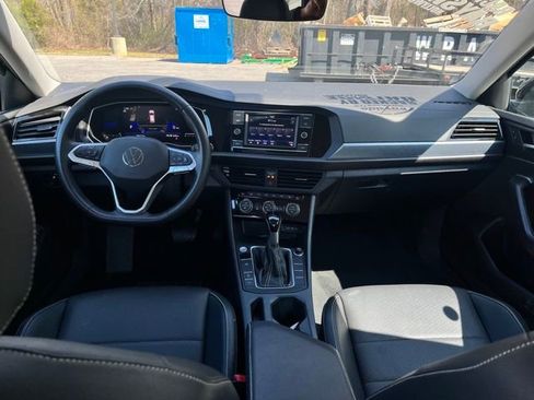 Used 2024 Volkswagen Jetta SE image 3