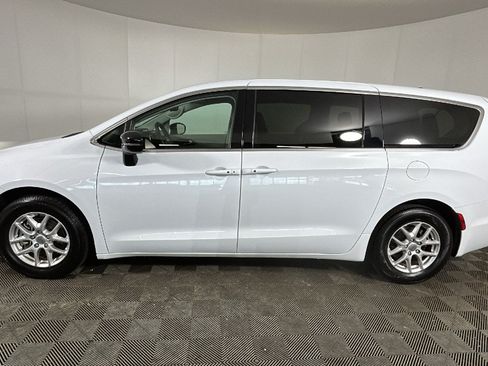 Used 2024 Chrysler Pacifica Touring-L FWD image 5