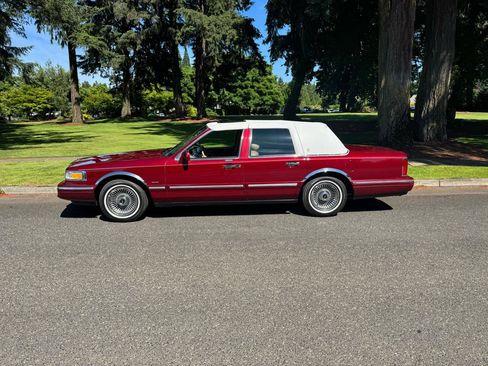 Used 1996 Lincoln Town Car Signature RWD image 2