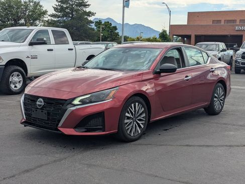 Used 2025 Nissan Altima 2.5 SV FWD image 9