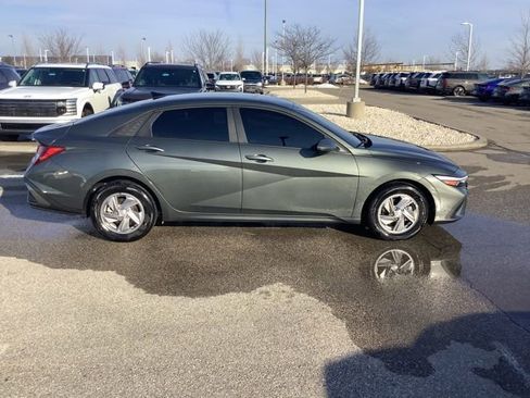 Certified 2025 Hyundai Elantra SE w/ Cargo Package image 6