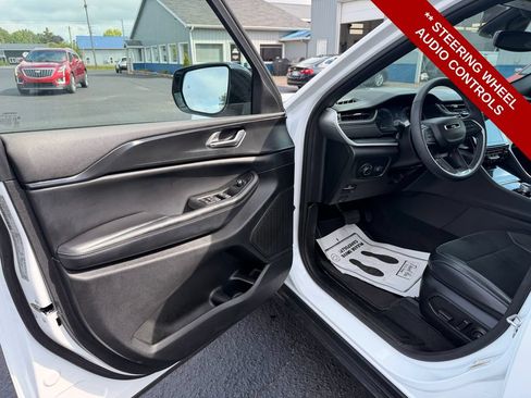 Used 2024 Jeep Grand Cherokee Altitude AWD/4WD image 14