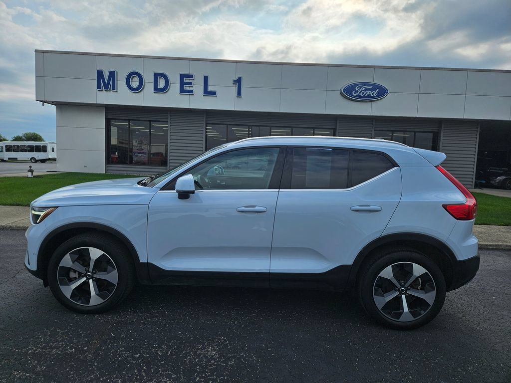 Used 2024 Volvo XC40 B5 Plus AWD/4WD image 1