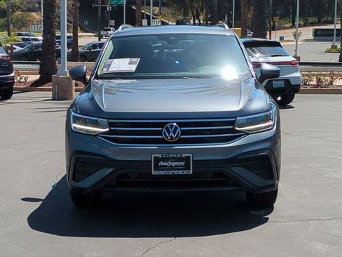 Used 2022 Volkswagen Tiguan SE w/ Panoramic Sunroof Package FWD image 2