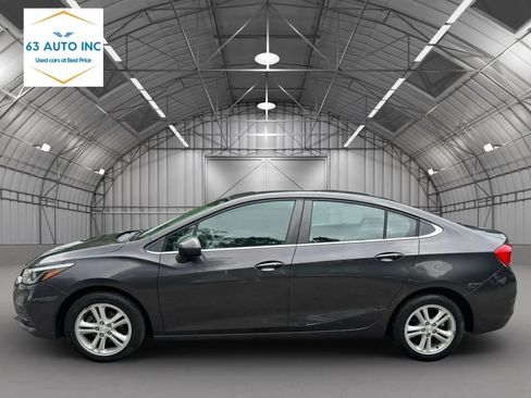 Used 2017 Chevrolet Cruze LT w/ Sun And Sound Package FWD image 2