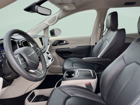 Used 2024 Chrysler Pacifica Touring-L FWD image 13