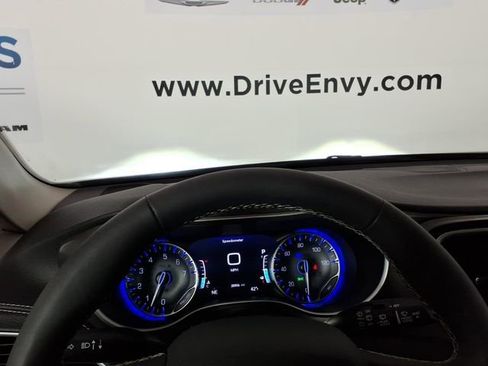 Used 2023 Chrysler Pacifica Touring-L AWD/4WD image 23