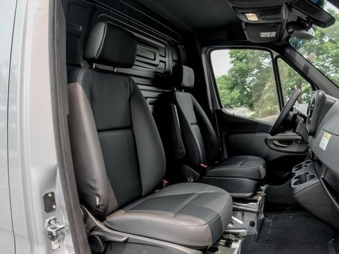 Used 2025 Mercedes-Benz Sprinter 2500 image 20