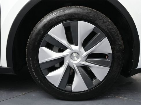 Used 2022 Tesla Model Y Long Range image 13