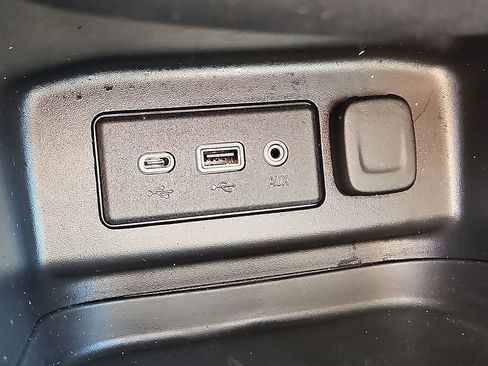 Used 2023 Chevrolet Equinox LT image 25