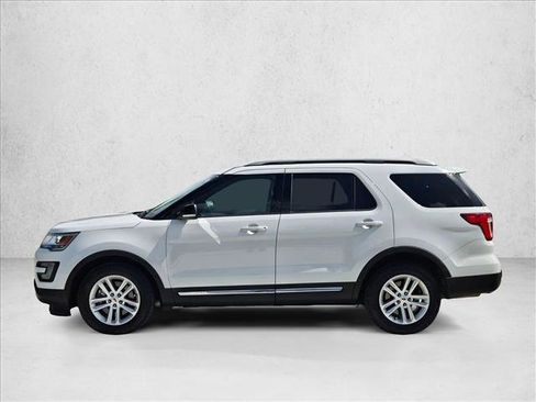 Used 2017 Ford Explorer XLT image 8
