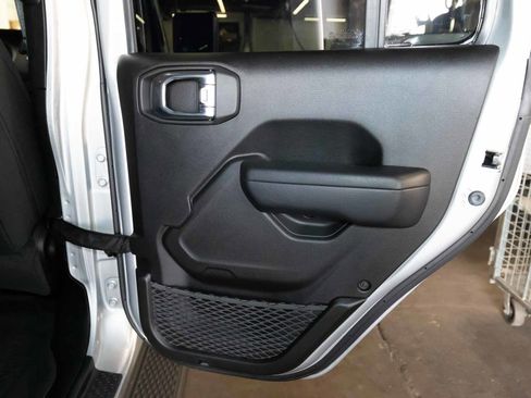 Used 2023 Jeep Gladiator Sport image 14