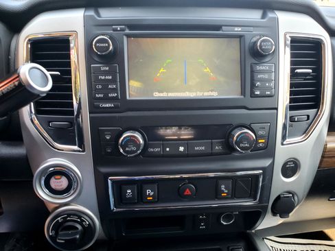 Used 2018 Nissan Titan SL image 27