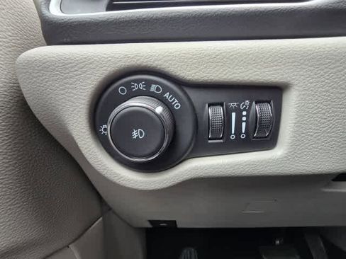 Used 2024 Chrysler Pacifica Touring-L FWD image 20