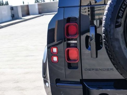 Certified 2025 Land Rover Defender 90 X-Dynamic SE AWD/4WD image 7