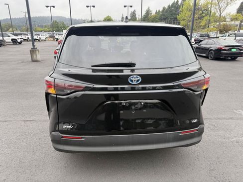 Used 2025 Toyota Sienna LE FWD image 4