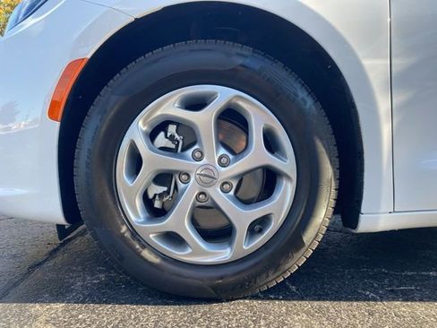 Used 2024 Chrysler Pacifica Limited image 18