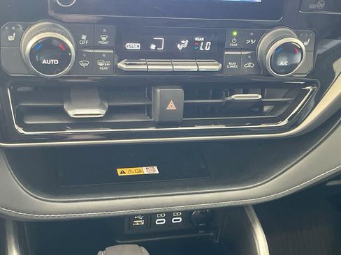 Used 2023 Toyota Highlander XLE AWD/4WD image 19