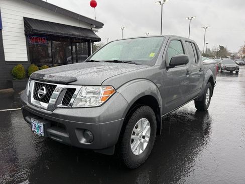 Used 2019 Nissan Frontier SV image 2