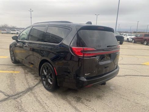 Used 2025 Chrysler Pacifica Limited image 6